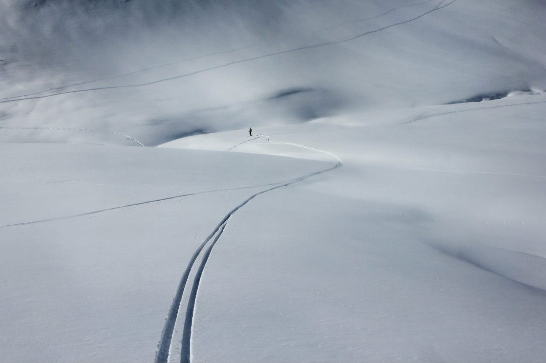 Traça d’esquí de muntanya d’OSA sobre la neu