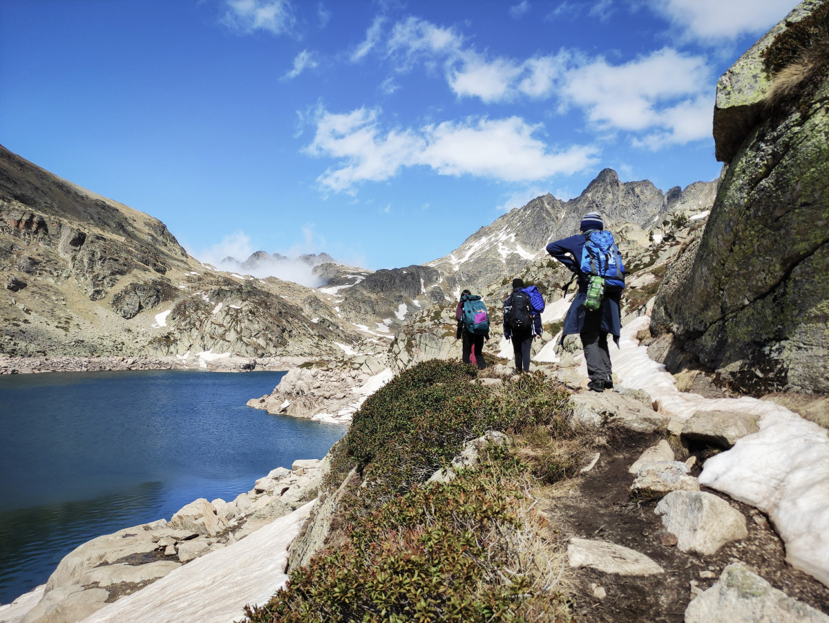 Grup d’OSA avançant per un paisatge d’alta muntanya